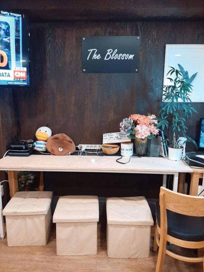 The Blossom Yeonnam Guesthouse Seoul Bagian luar foto