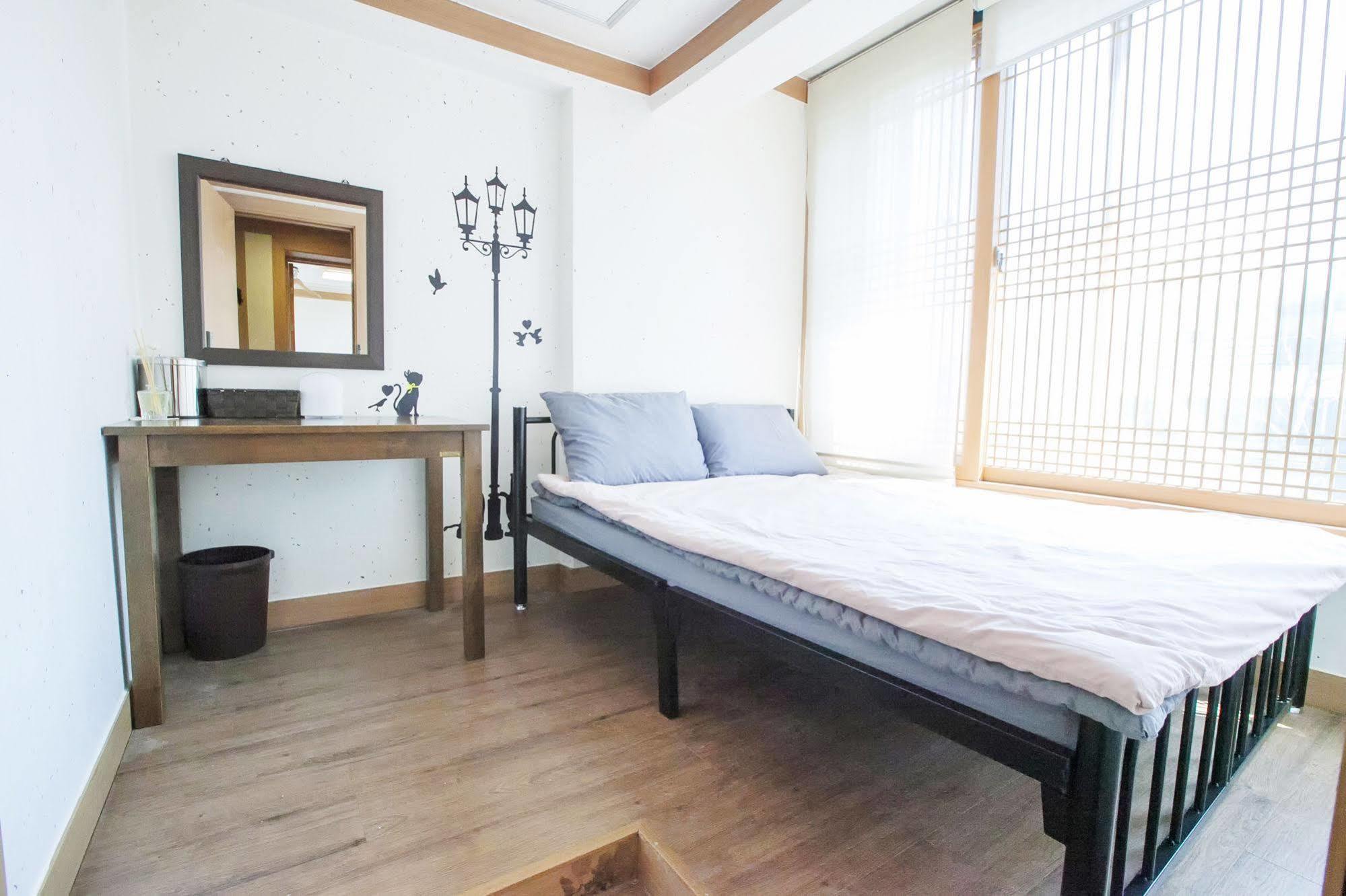 The Blossom Yeonnam Guesthouse Seoul Bagian luar foto